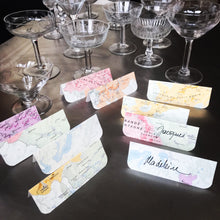 Charger l'image dans la galerie, les marque-places en cartes viticoles up-cylées