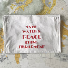 Charger l'image dans la galerie, le tablier blanc customisé à la main Rouge