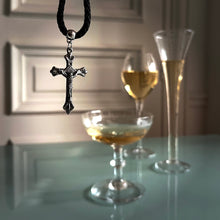 Load image into Gallery viewer, petite croix de Saint-Vincent #7
